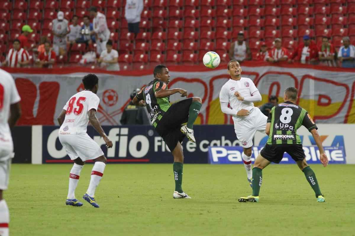 Timbu decepcionou ao ser surpreendido pelo Coelho, do tcnico Givanildo Oliveira, na Arena Pernambuco. Os gols da partida foram marcados por Gilson (dois), Renan Oliveira e Obina; Renato Chaves descontou para os donos da casa