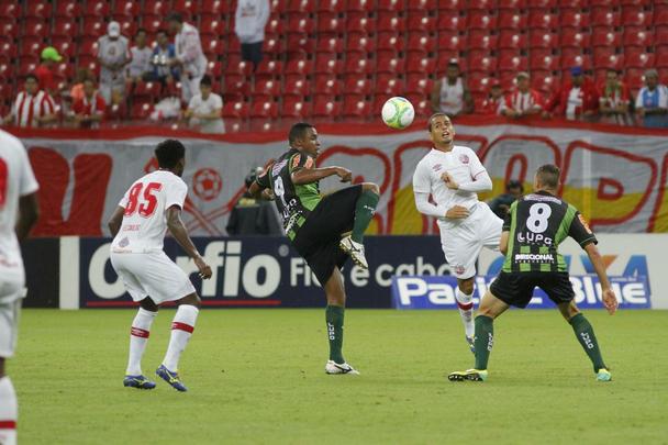 Timbu decepcionou ao ser surpreendido pelo Coelho, do tcnico Givanildo Oliveira, na Arena Pernambuco. Os gols da partida foram marcados por Gilson (dois), Renan Oliveira e Obina; Renato Chaves descontou para os donos da casa