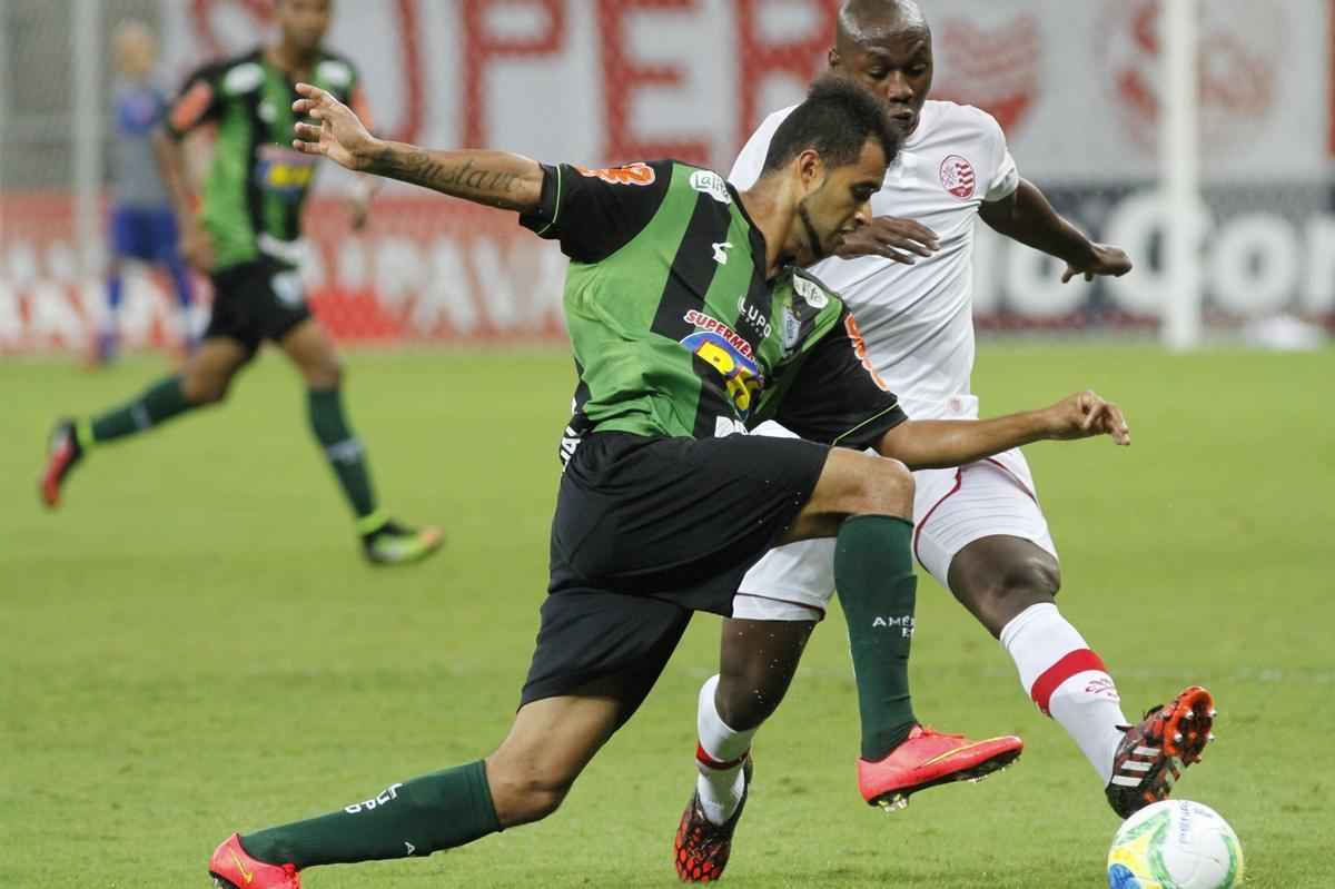 Timbu decepcionou ao ser surpreendido pelo Coelho, do tcnico Givanildo Oliveira, na Arena Pernambuco. Os gols da partida foram marcados por Gilson (dois), Renan Oliveira e Obina; Renato Chaves descontou para os donos da casa