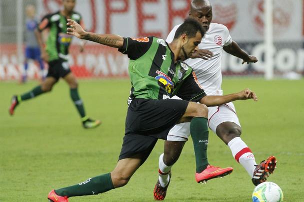 Timbu decepcionou ao ser surpreendido pelo Coelho, do tcnico Givanildo Oliveira, na Arena Pernambuco. Os gols da partida foram marcados por Gilson (dois), Renan Oliveira e Obina; Renato Chaves descontou para os donos da casa
