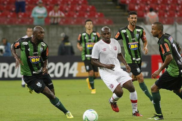 Timbu decepcionou ao ser surpreendido pelo Coelho, do tcnico Givanildo Oliveira, na Arena Pernambuco. Os gols da partida foram marcados por Gilson (dois), Renan Oliveira e Obina; Renato Chaves descontou para os donos da casa