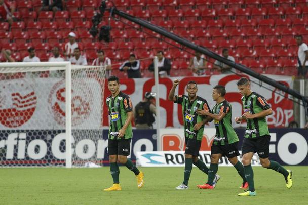 Timbu decepcionou ao ser surpreendido pelo Coelho, do tcnico Givanildo Oliveira, na Arena Pernambuco. Os gols da partida foram marcados por Gilson (dois), Renan Oliveira e Obina; Renato Chaves descontou para os donos da casa