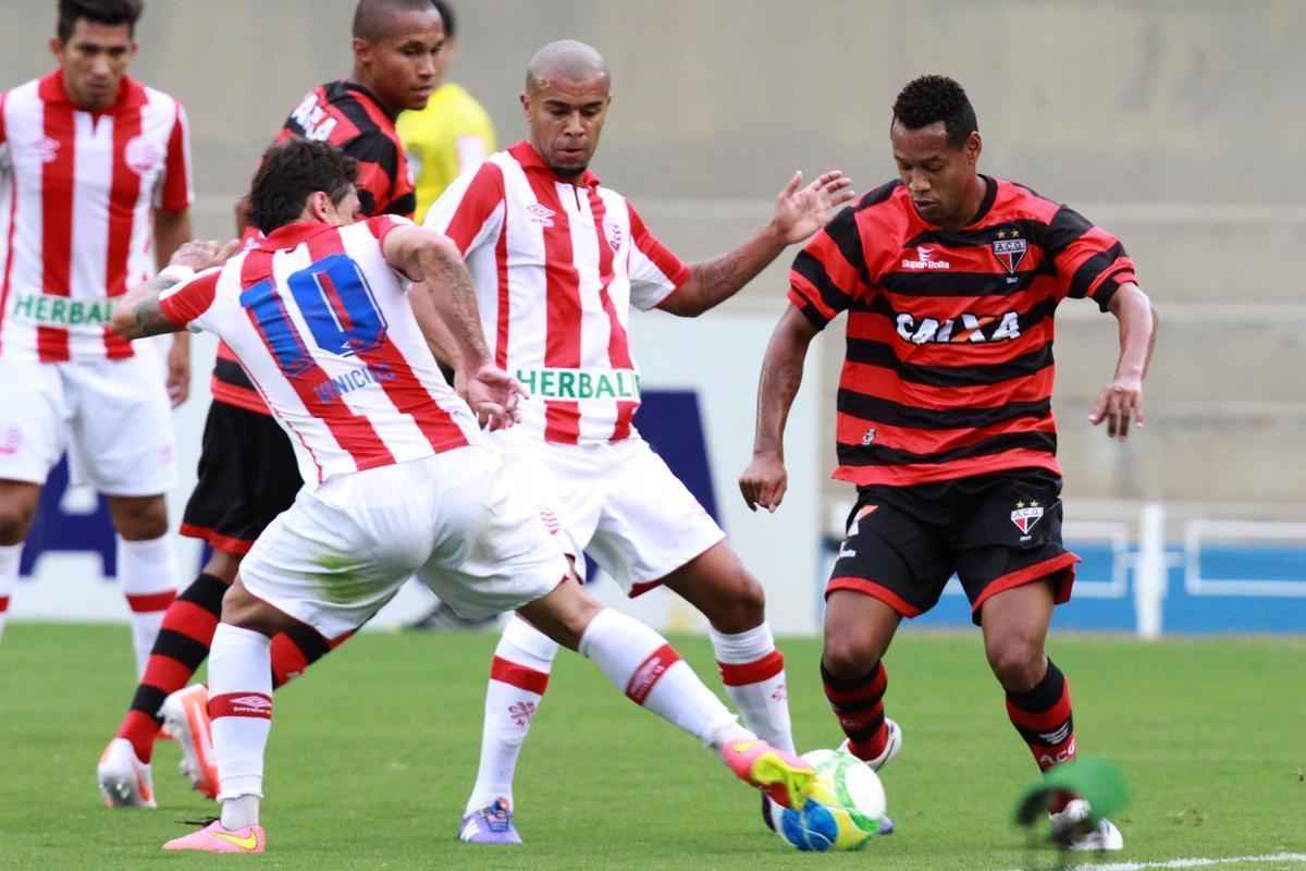 Relembre como o Alvirrubro se saiu no primeiro turno do Campeonato Brasileiro contra os clubes que ele ainda enfrentar na sequncia da Srie B. 13 rodada - Atltico-GO 2 x 0 Nutico. Sob o comando de Sidney Moraes, o Nutico apresentou falhas na marcao e cedeu no Serra Dourada.
