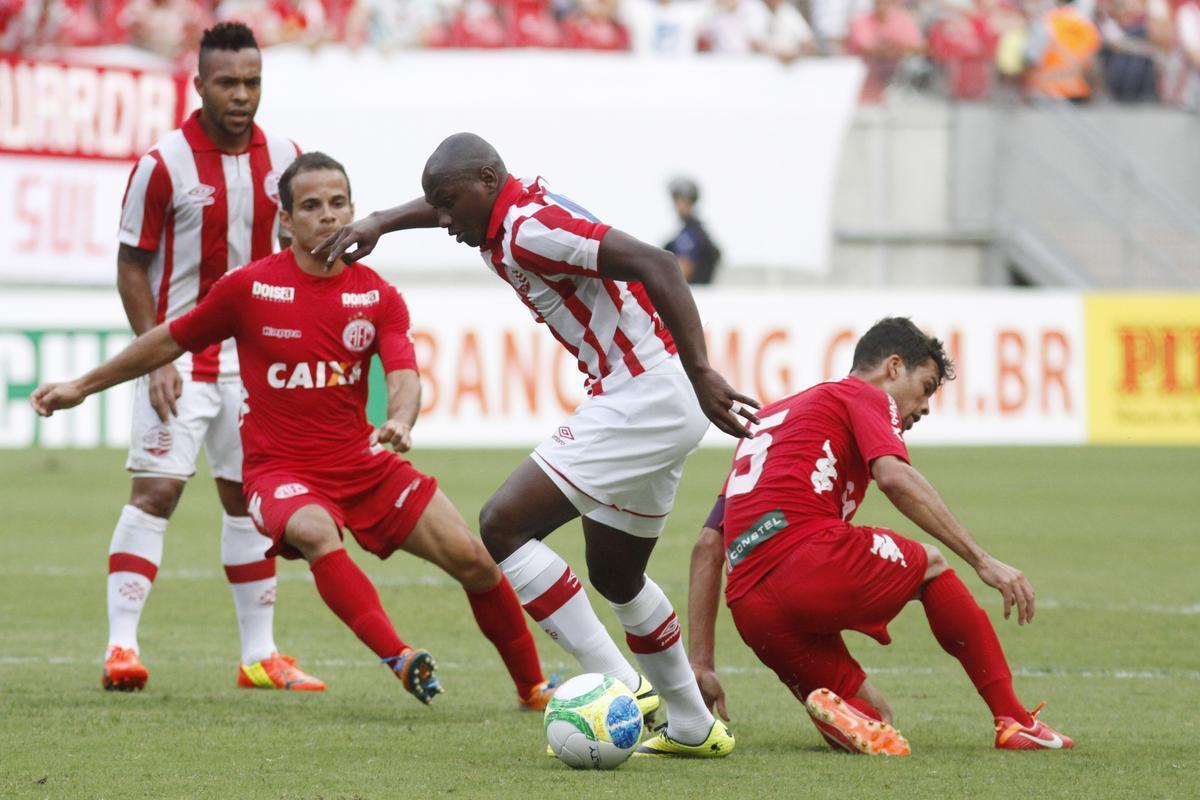 Relembre como o Alvirrubro se saiu no primeiro turno do Campeonato Brasileiro contra os clubes que ele ainda enfrentar na sequncia da Srie B. 18 rodada - Nutico 2 x 1 Amrica-RN. Depois de sofrer o empate, Dado Cavalcanti muda bem o time e conquista a vitria na Arena.