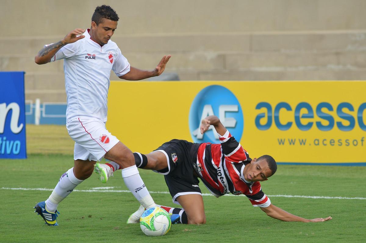 19 de julho de 2014 - O Santa Cruz buscou o empate duas vezes contra o Vila Nova, mas no segurou e sofreu sua segunda derrota consecutiva na Srie B. Pingo e Danilo Pires foram os autores dos gols corais. 