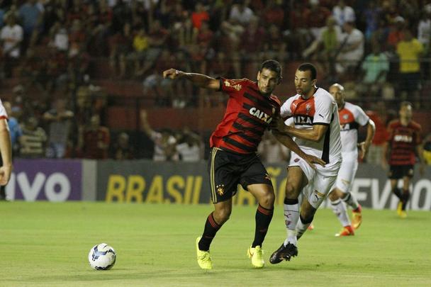 Leo recebeu o rubro-negro baiano e sofreu a sua terceira derrota consecutiva na Srie A