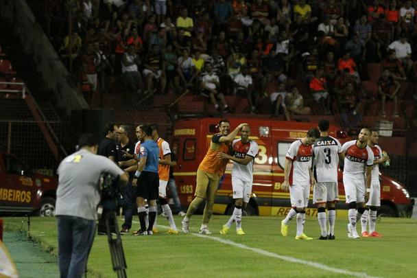 Leo recebeu o rubro-negro baiano e sofreu a sua terceira derrota consecutiva na Srie A