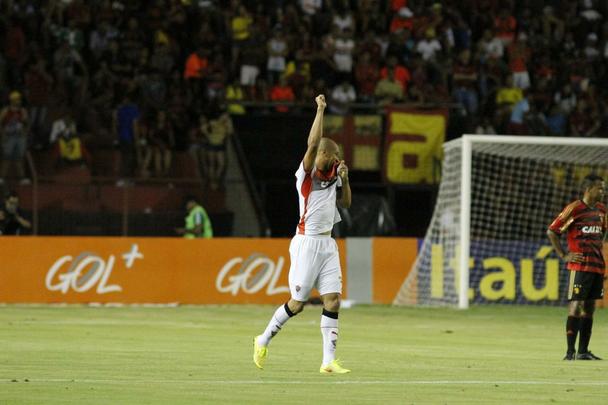Leo recebeu o rubro-negro baiano e sofreu a sua terceira derrota consecutiva na Srie A