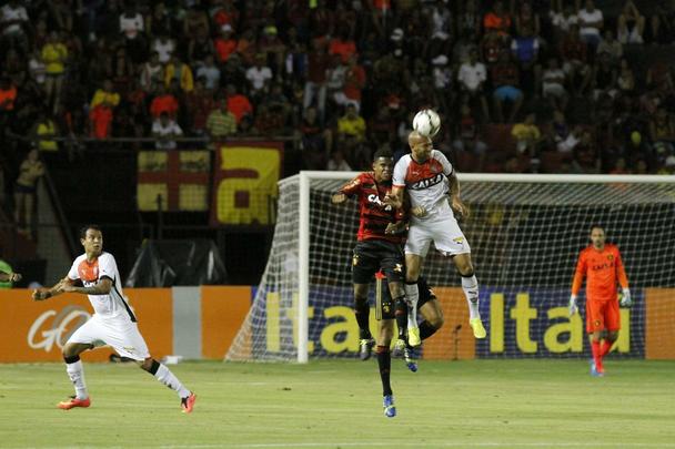 Leo recebeu o rubro-negro baiano e sofreu a sua terceira derrota consecutiva na Srie A