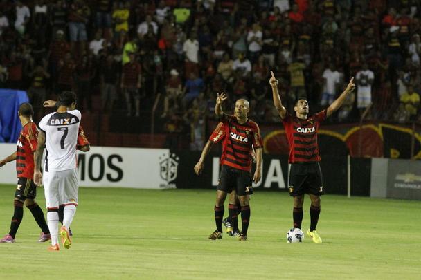 Leo recebeu o rubro-negro baiano e sofreu a sua terceira derrota consecutiva na Srie A