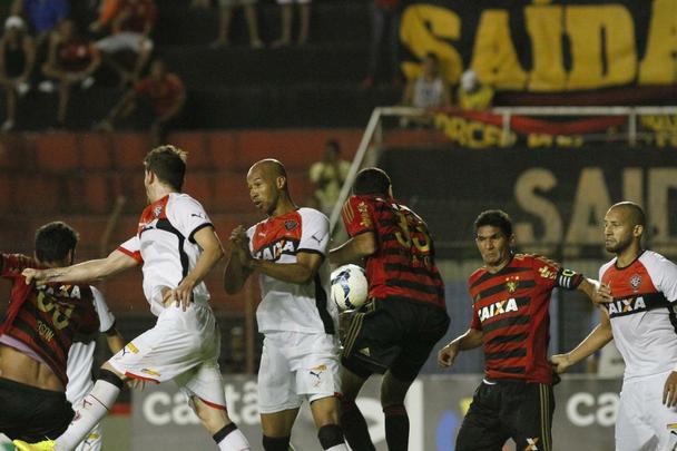 Leo recebeu o rubro-negro baiano e sofreu a sua terceira derrota consecutiva na Srie A