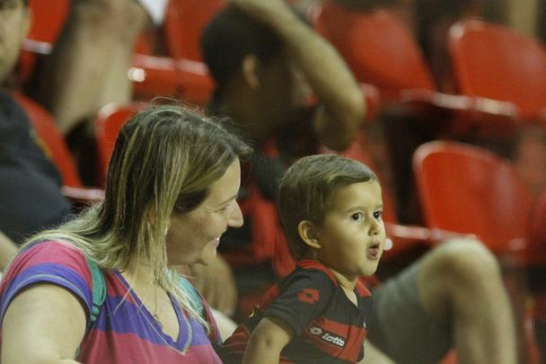 Leo recebeu o rubro-negro baiano e sofreu a sua terceira derrota consecutiva na Srie A