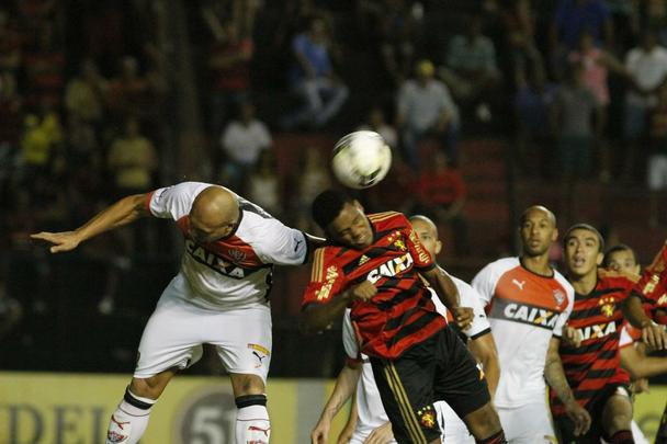 Leo recebeu o rubro-negro baiano e sofreu a sua terceira derrota consecutiva na Srie A