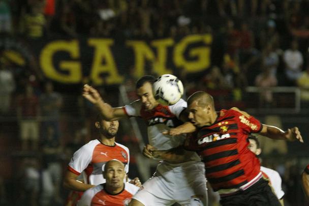 Leo recebeu o rubro-negro baiano e sofreu a sua terceira derrota consecutiva na Srie A