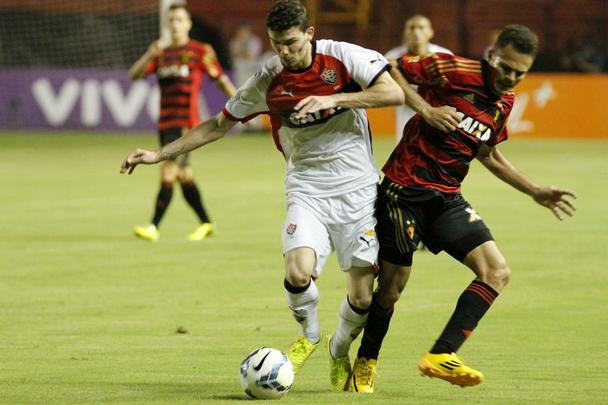 Leo recebeu o rubro-negro baiano e sofreu a sua terceira derrota consecutiva na Srie A