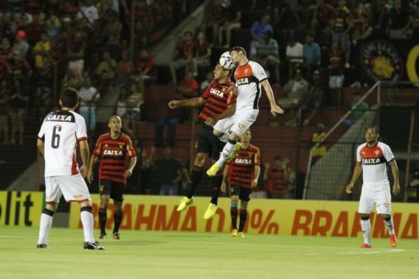 Leo recebeu o rubro-negro baiano e sofreu a sua terceira derrota consecutiva na Srie A