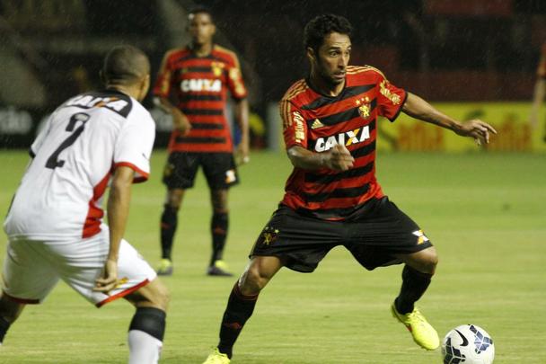 Leo recebeu o rubro-negro baiano e sofreu a sua terceira derrota consecutiva na Srie A