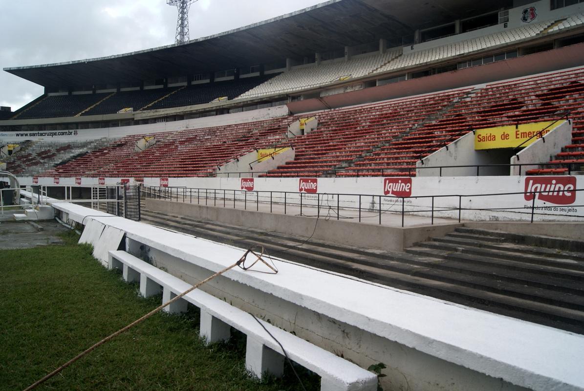 Um dia antes da partida entre Santa Cruz e Bragantino, Superesportes foi ao Arruda para conferir a situao do gramado, que continua bastante ruim
