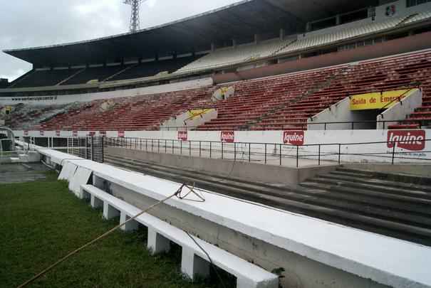 Um dia antes da partida entre Santa Cruz e Bragantino, Superesportes foi ao Arruda para conferir a situao do gramado, que continua bastante ruim