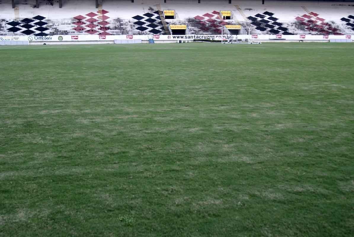 Um dia antes da partida entre Santa Cruz e Bragantino, Superesportes foi ao Arruda para conferir a situao do gramado, que continua bastante ruim