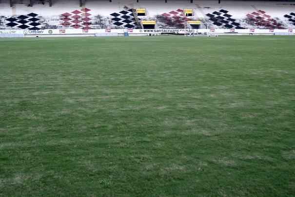 Um dia antes da partida entre Santa Cruz e Bragantino, Superesportes foi ao Arruda para conferir a situao do gramado, que continua bastante ruim