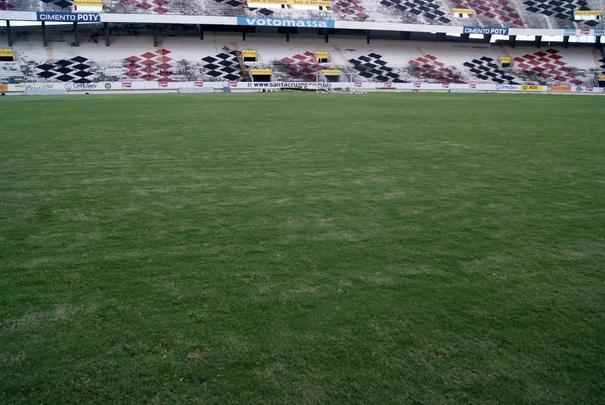 Um dia antes da partida entre Santa Cruz e Bragantino, Superesportes foi ao Arruda para conferir a situao do gramado, que continua bastante ruim