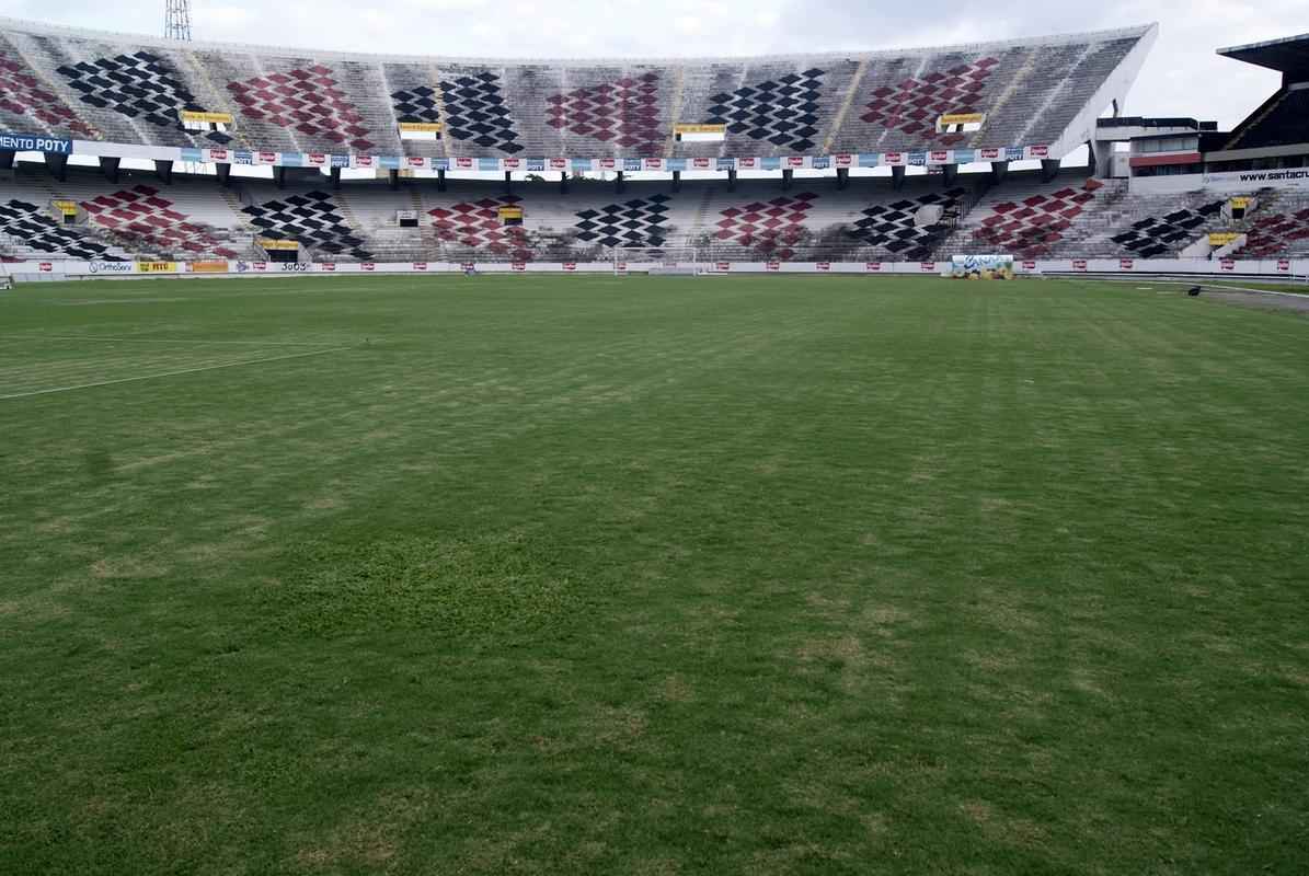 Um dia antes da partida entre Santa Cruz e Bragantino, Superesportes foi ao Arruda para conferir a situao do gramado, que continua bastante ruim