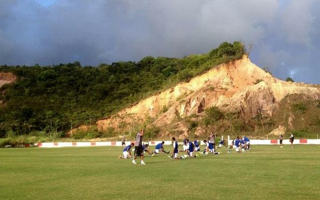 Para poupar o gramado do Arruda, sem um campo para treinar, o Santa Cruz recorreu ao CT Wilson Campos, do Nutico. Trabalho de recuperao dos jogadores corais na tarde desta segunda-feira foi feito em terreno alvirrubro