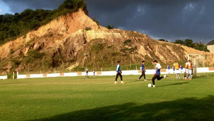 Para poupar o gramado do Arruda, sem um campo para treinar, o Santa Cruz recorreu ao CT Wilson Campos, do Nutico. Trabalho de recuperao dos jogadores corais na tarde desta segunda-feira foi feito em terreno alvirrubro