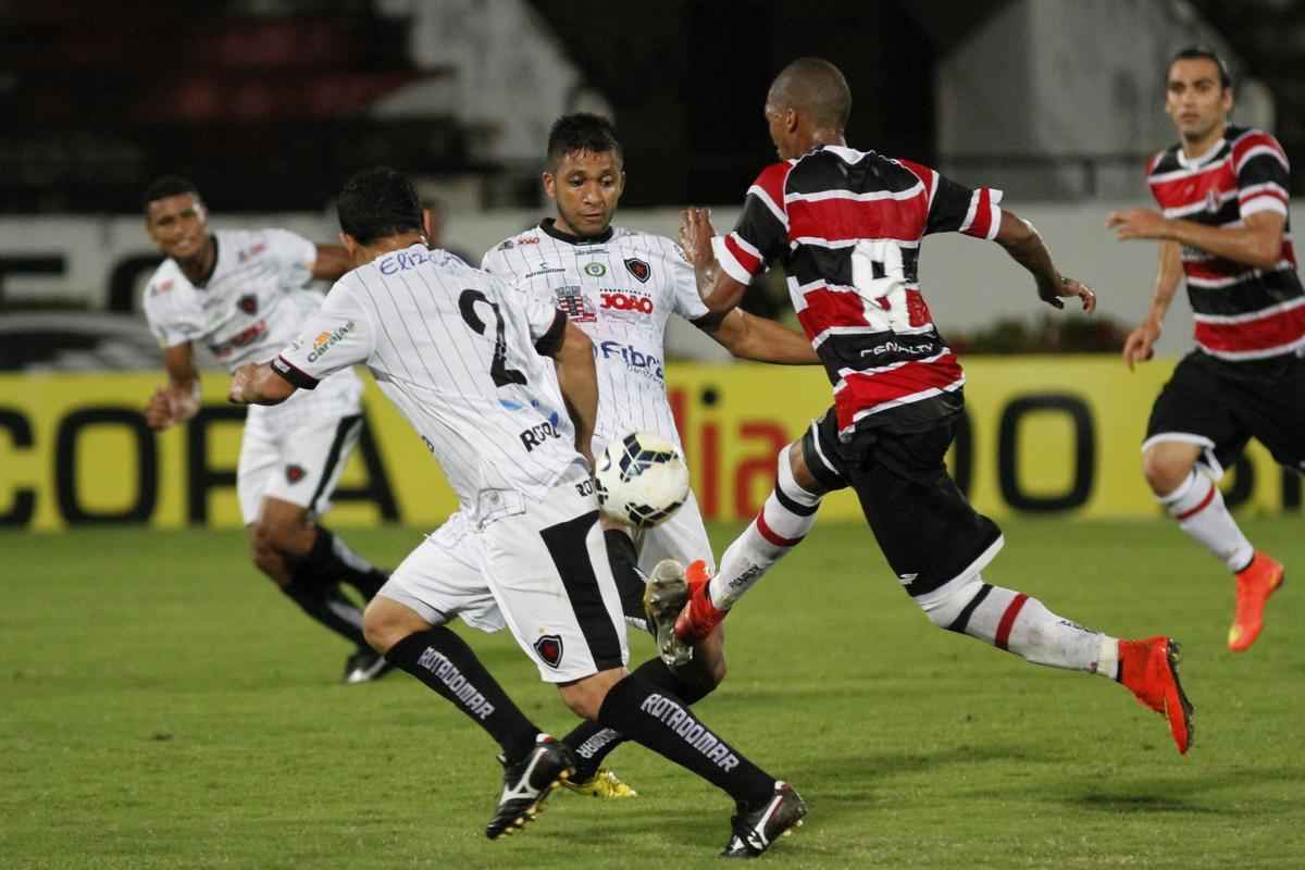 Pela Copa do Brasil, o Santa Cruz enfrentou o Botafogo-PB e ratificou sua classificao  fase seguinte com uma vitria por 2 a 1, com dois gols de Lo Gamalho.