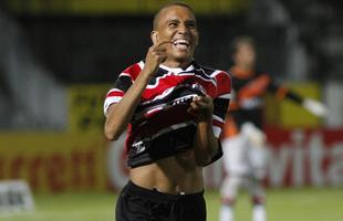 Pingo comemora seu gol na vitria do Santa sobre o Atltico Goianiense. O Tricolor venceu por 2 a 0, e o outro gol foi de Wescley.