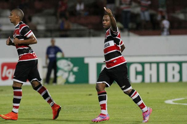 Ao contrrio do que aconteceu em 11 partidas (e nas duas ltimas), o Santa Cruz segurou o placar e deu 'at logo' ao Arruda com vitria sobre o Bragantino: 2 a 1. Os gols do Tricolor na partida foram marcados por Wescley e Alemo; Lo Jaime descontou para os visitantes.