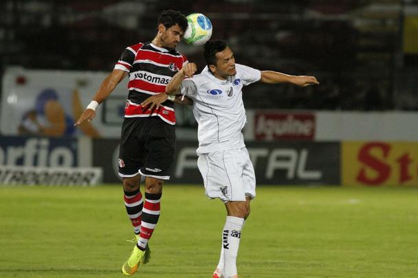 Ao contrrio do que aconteceu em 11 partidas (e nas duas ltimas), o Santa Cruz segurou o placar e deu 'at logo' ao Arruda com vitria sobre o Bragantino: 2 a 1. Os gols do Tricolor na partida foram marcados por Wescley e Alemo; Lo Jaime descontou para os visitantes.