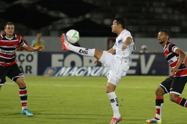 Ao contrrio do que aconteceu em 11 partidas (e nas duas ltimas), o Santa Cruz segurou o placar e deu 'at logo' ao Arruda com vitria sobre o Bragantino: 2 a 1. Os gols do Tricolor na partida foram marcados por Wescley e Alemo; Lo Jaime descontou para os visitantes.