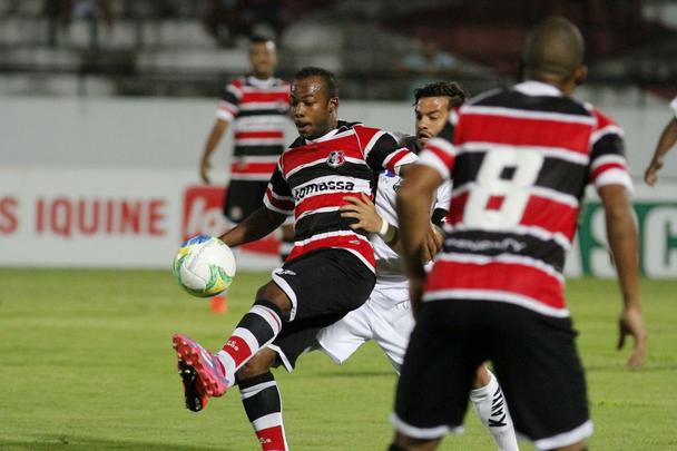 Ao contrrio do que aconteceu em 11 partidas (e nas duas ltimas), o Santa Cruz segurou o placar e deu 'at logo' ao Arruda com vitria sobre o Bragantino: 2 a 1. Os gols do Tricolor na partida foram marcados por Wescley e Alemo; Lo Jaime descontou para os visitantes.