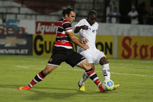 Ao contrrio do que aconteceu em 11 partidas (e nas duas ltimas), o Santa Cruz segurou o placar e deu 'at logo' ao Arruda com vitria sobre o Bragantino: 2 a 1. Os gols do Tricolor na partida foram marcados por Wescley e Alemo; Lo Jaime descontou para os visitantes.