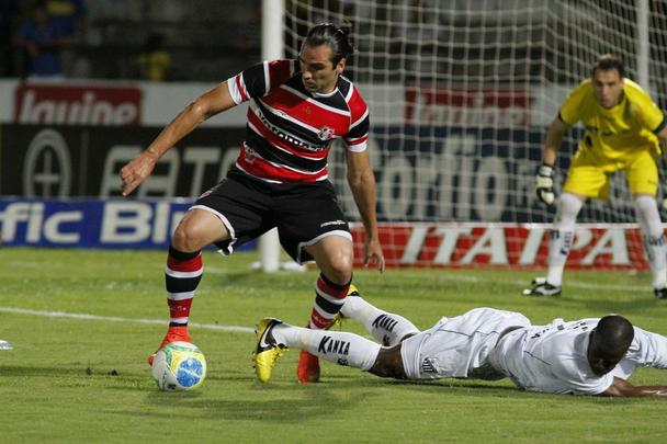 Ao contrrio do que aconteceu em 11 partidas (e nas duas ltimas), o Santa Cruz segurou o placar e deu 'at logo' ao Arruda com vitria sobre o Bragantino: 2 a 1. Os gols do Tricolor na partida foram marcados por Wescley e Alemo; Lo Jaime descontou para os visitantes.