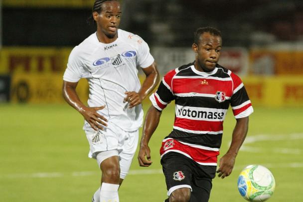 Ao contrrio do que aconteceu em 11 partidas (e nas duas ltimas), o Santa Cruz segurou o placar e deu 'at logo' ao Arruda com vitria sobre o Bragantino: 2 a 1. Os gols do Tricolor na partida foram marcados por Wescley e Alemo; Lo Jaime descontou para os visitantes.