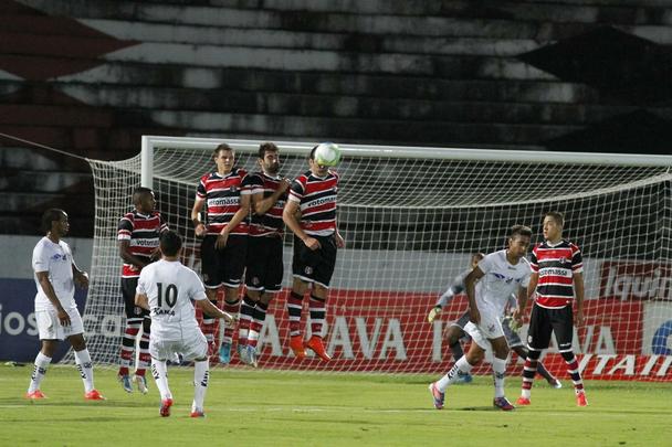 Ao contrrio do que aconteceu em 11 partidas (e nas duas ltimas), o Santa Cruz segurou o placar e deu 'at logo' ao Arruda com vitria sobre o Bragantino: 2 a 1. Os gols do Tricolor na partida foram marcados por Wescley e Alemo; Lo Jaime descontou para os visitantes.