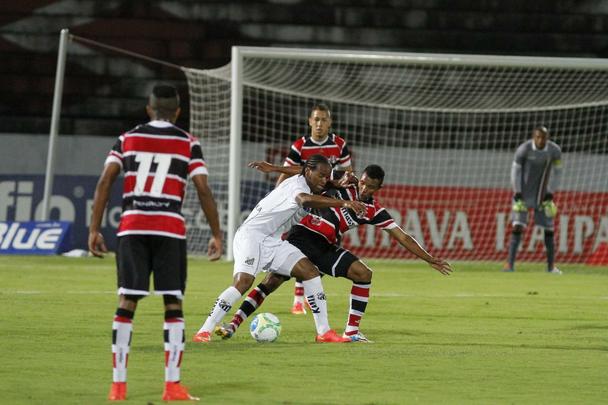 Ao contrrio do que aconteceu em 11 partidas (e nas duas ltimas), o Santa Cruz segurou o placar e deu 'at logo' ao Arruda com vitria sobre o Bragantino: 2 a 1. Os gols do Tricolor na partida foram marcados por Wescley e Alemo; Lo Jaime descontou para os visitantes.