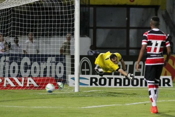 Ao contrrio do que aconteceu em 11 partidas (e nas duas ltimas), o Santa Cruz segurou o placar e deu 'at logo' ao Arruda com vitria sobre o Bragantino: 2 a 1. Os gols do Tricolor na partida foram marcados por Wescley e Alemo; Lo Jaime descontou para os visitantes.