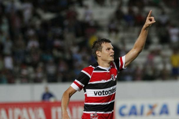 Ao contrrio do que aconteceu em 11 partidas (e nas duas ltimas), o Santa Cruz segurou o placar e deu 'at logo' ao Arruda com vitria sobre o Bragantino: 2 a 1. Os gols do Tricolor na partida foram marcados por Wescley e Alemo; Lo Jaime descontou para os visitantes.