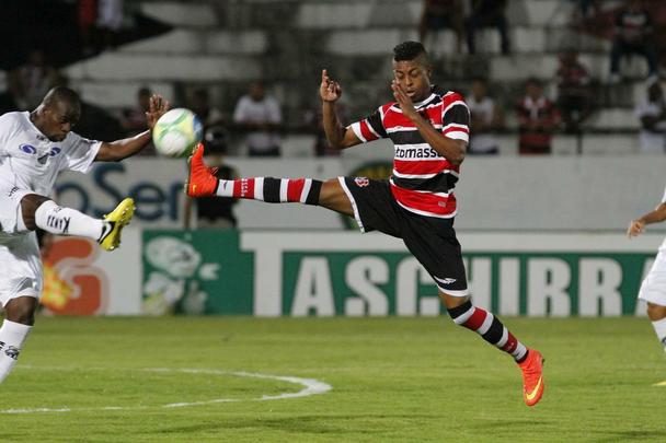 Ao contrrio do que aconteceu em 11 partidas (e nas duas ltimas), o Santa Cruz segurou o placar e deu 'at logo' ao Arruda com vitria sobre o Bragantino: 2 a 1. Os gols do Tricolor na partida foram marcados por Wescley e Alemo; Lo Jaime descontou para os visitantes.