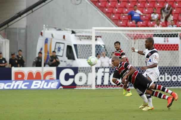 Santa Cruz recebeu o Vasco na Arena Pernambuco em partida vlida pela 30 rodada da Srie B.