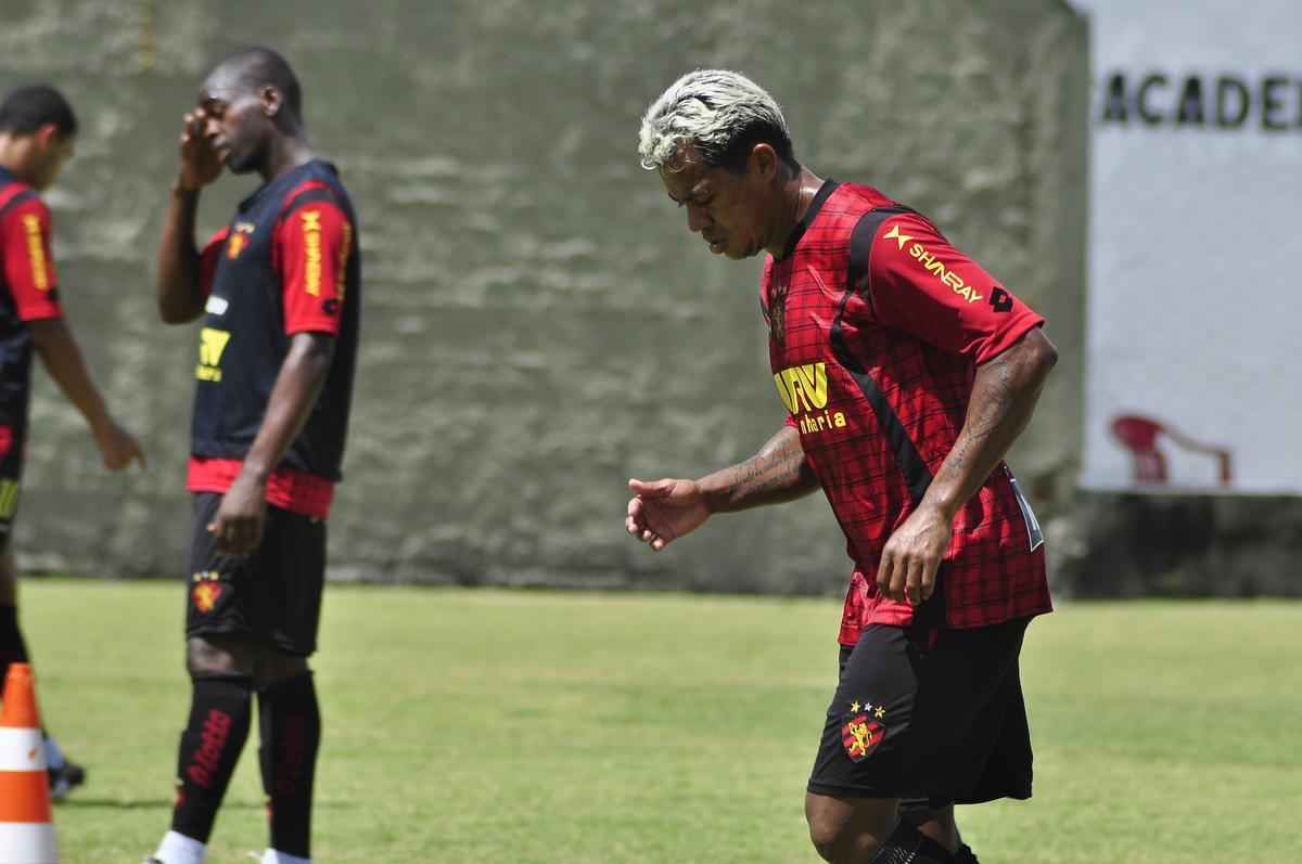 MARCELINHO PARABA - Marcelinho foi importante em sua passagem pelo Sport. Se no conquistou ttulos, liderou o time na campanha do improvvel acesso de 2011. Mas mesmo a forte identificao que criou com a torcida rubro-negra no foi suficiente para apagar as confuses em que se envolveu - que incluem at casos de polcia, como a suposta agresso a uma mulher em Campina Grande (PB). O jogador deixou o clube aps desentendimentos com a diretoria.