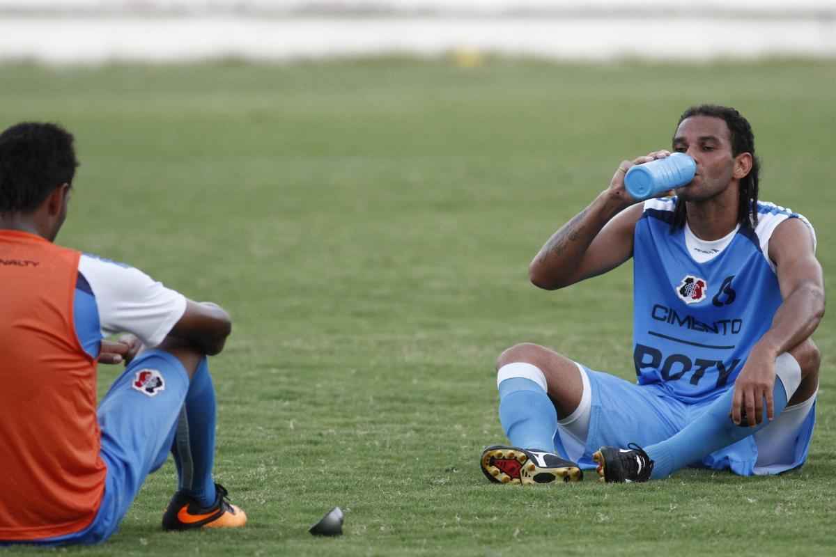 DNIS MARQUES - dolo da torcida tricolor, Dnis Marques foi importante na conquista de dois ttulos pernambucanos. Participou ainda dos acessos do clube  Srie C e B. Na segunda campanha, no entanto, ele j teve um papel menos importante. Porque suas constantes faltas aos treinos das segundas-feiras se tornaram um empecilho  sua relao com o tcnico Vica, e graas a elas, ele foi perdendo espao para o atacante Andr Dias. E nem mesmo com um grande clamor dos torcedores pela sua permanncia ele conseguiu renovar seu contrato.