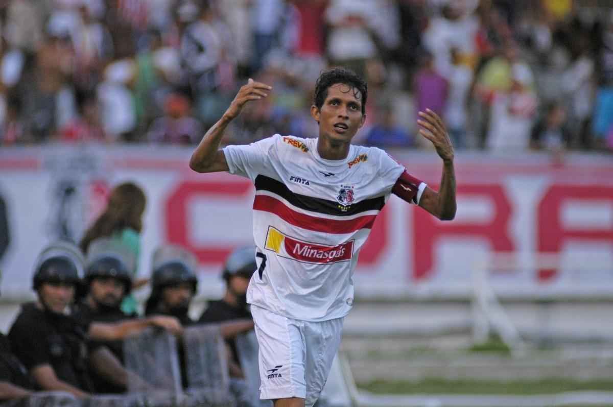 ROSEMBRICK - Aps ganhar evidncia em 2005, ltimo ano em que o Santa Cruz conquistou o acesso  Srie A, a carreira de Rosembrick seguiu uma decrescente constante. Acumulou dispensas de Palmeiras, Sport, Central, Salgueiro - de onde saiu chamado de 'vagabundo' pelo presidente Clebel Cordeiro - e do prprio Santa, entre outros clubes. Tornou-se uma figura folclrica do futebol pernambucano, mas no pelo talento que mostrou com a camisa tricolor, e sim pelas polmicas que colecionou.