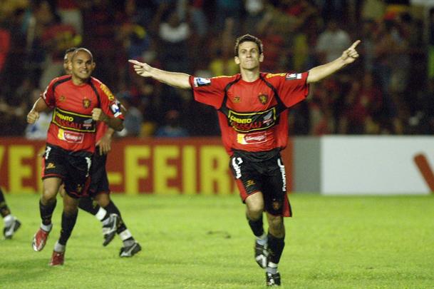 As boas atuaes em seu primeiro ano com a camisa do Sport renderam a Fumagalli a permanncia para 2007