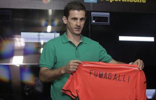 Na tera-feira, Fumagalli visitou o Sport e ganhou uma justa homenagem do clube: uma camisa do Leo com o nome dele. O meia, hoje, defende o Guarani e j renovou contrato para 2015