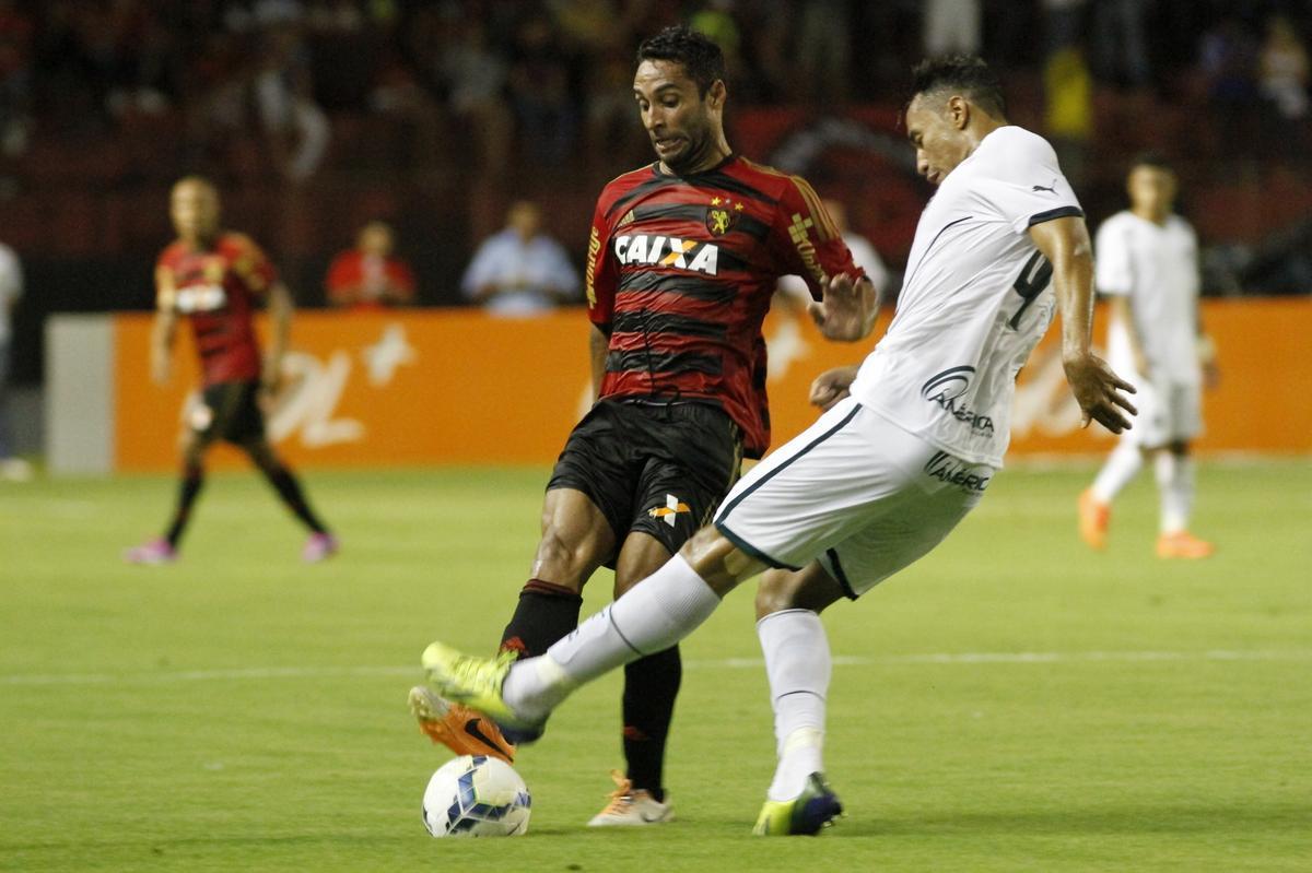 Rubro-negros e esmeraldinos fizeram uma partida equilibrada e morna Ilha do Retiro, vlida pela 30 rodada do Campeonato Brasileiro, at Esquerdinha marcar aos 45 da segunda etapa para os visitantes. Sem um nico ponto somado, o Leo tem 37 e est na 12 colocao.